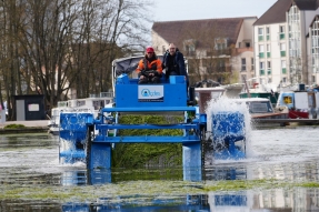 Lutte contre les plantes aquatiques invasives sur le canal de bourgogne